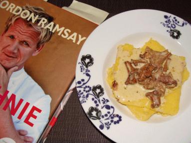 GRILOWANA POLENTA W SOSIE  KURKOWYM