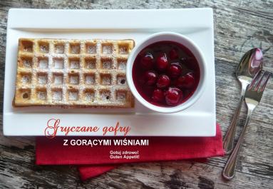 Gryczane gofry z gorącymi wiśniami 