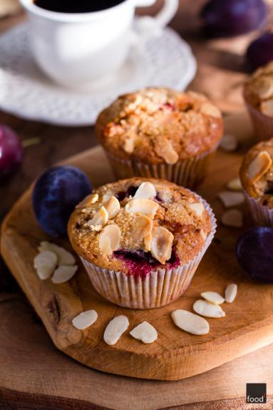 Gryczane muffiny ze śliwkami i marcepanem