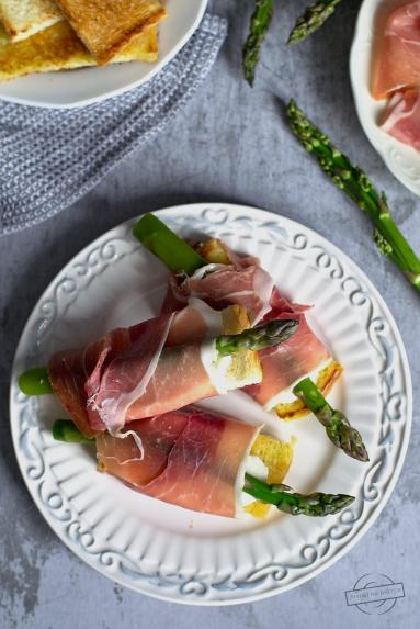 Grzanka ze szparagami, mozzarellą i szynką parmeńską