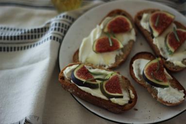 Grzanki z mascarpone, figą i miodem