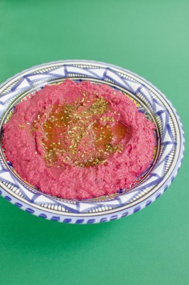 Hummus z burakami i za'atarem