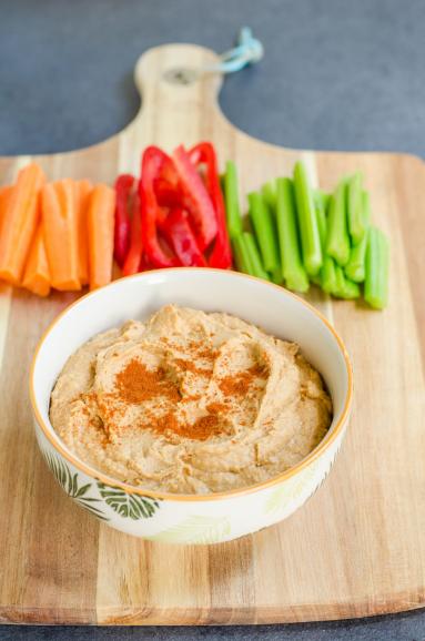 Hummus z masłem orzechowym i wędzoną papryką