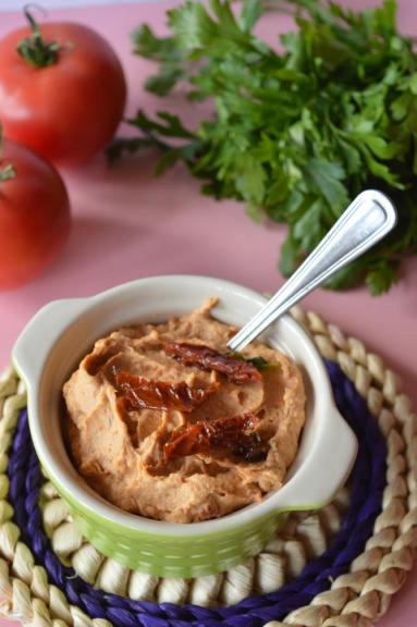 Hummus z suszonymi  pomidorami