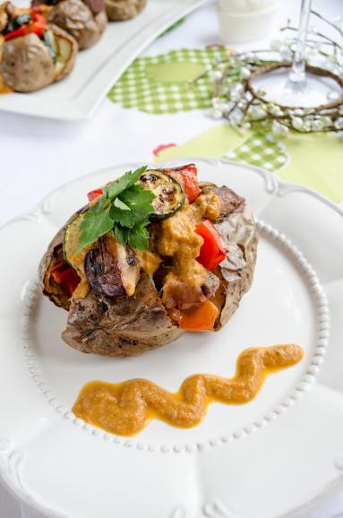 Jacket potato z rostbefem i grillowanymi warzywami