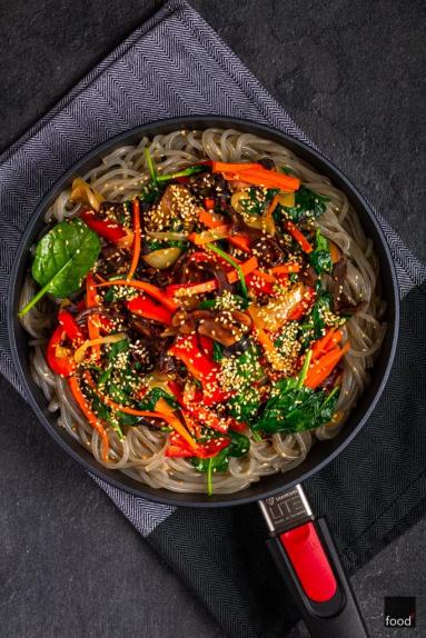 Japchae - koreański stir-fry z warzywami i makaronem z batatów