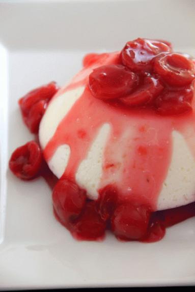 Jogurtowa panna cotta z czereśniami