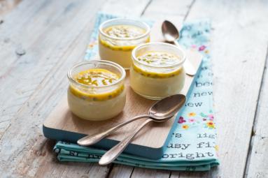 Jogurtowa panna cotta z mango i marakują