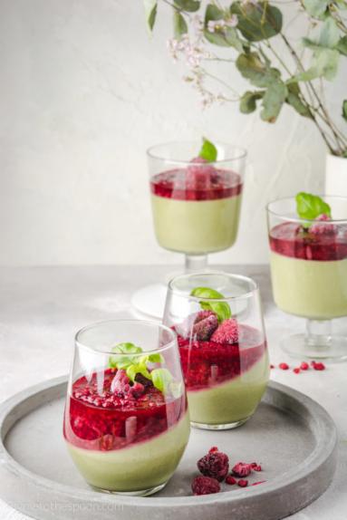 Jogurtowa panna cotta z matchą i malinami