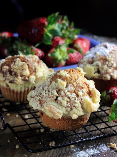 Jogurtowe muffinki truskawkowe z kruszonką