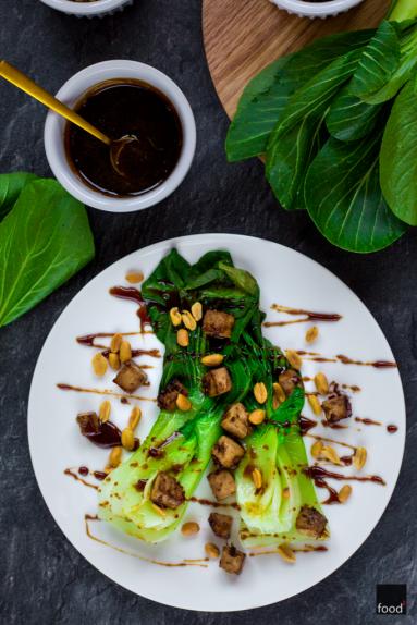 Kapusta pak choi z marynowanym tofu, fistaszkami i sosem kabayaki