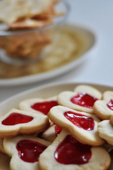 Klasyczne maślane ciasteczka z cukrem i dżemem malinowym