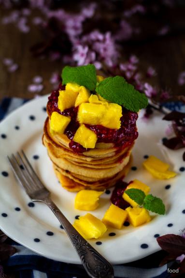 Kokosowe pancakes z musem malinowym i mango