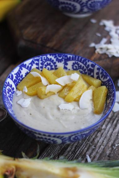 Kokosowo-bananowy budyń jaglany z karmelizowanym ananasem