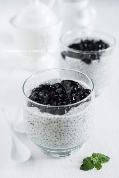 Kokosowy pudding chia z jagodami