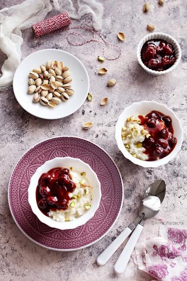 Kokosowy pudding ryżowy z wiśniami i pistacjami