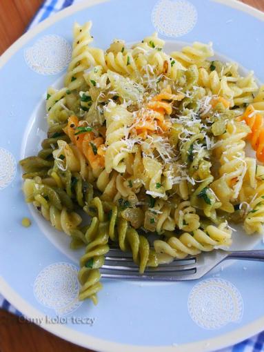 Kolorowe fusilli z czosnkiem i oliwą (fusilli all’ aglio e olio).