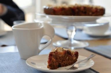 Korzenne ciasto z melasą, śliwkami i migdałami (Plum almond upside-down cake)