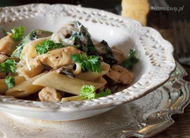 Kremowy makaron z kurczakiem, szpinakiem i Marsalą/Creamy chicken, spinach and Marsala pasta