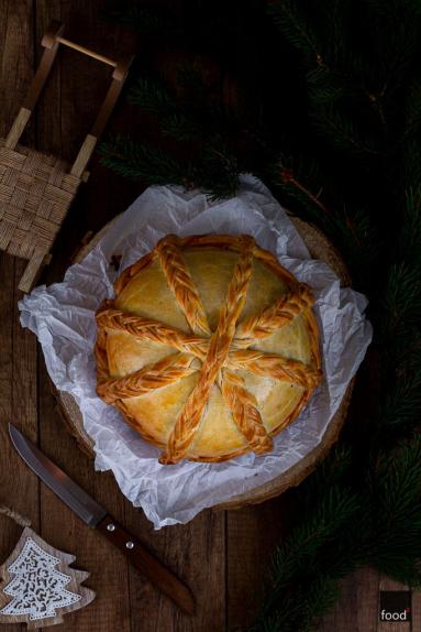 Kulebiak z kapustą kiszoną, grzybami i wędzonymi śliwkami