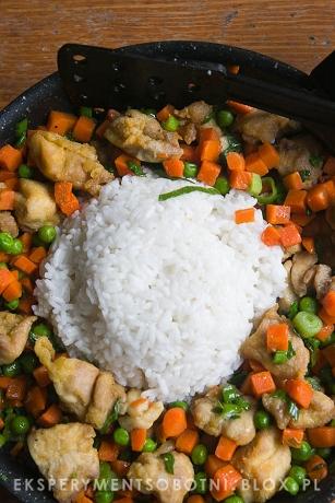 Kurczak stir fry z marchewką i groszkiem