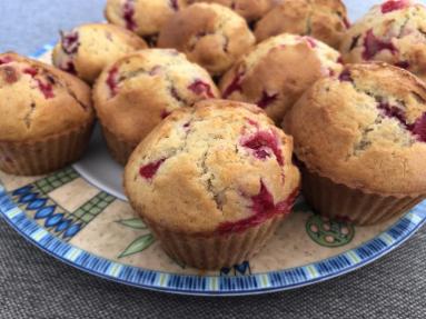 Lekkie muffinki z malinami i czerwoną porzeczką