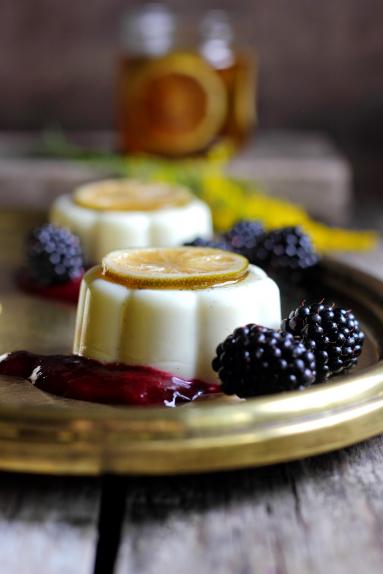 Limonkowa panna cotta z jeżynowo-limonkowym coulis