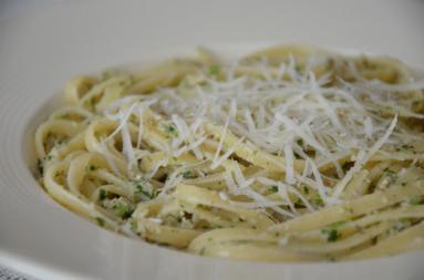 Linguine z pesto z orzechów włoskich, kaparów i pietruszki