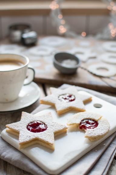 Linzer cookies- maślane ciasteczka migdałowe z dżemem