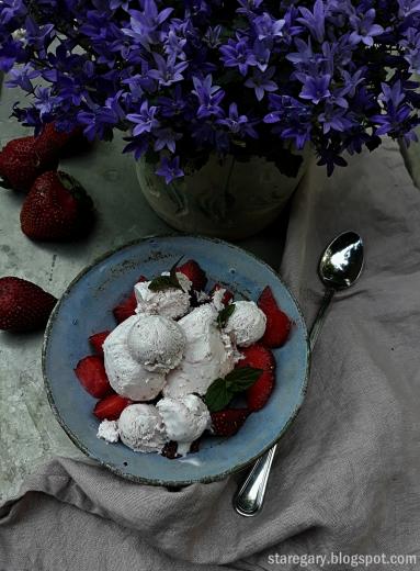 Lody delikatnie truskawkowe, domowe, bez maszyny