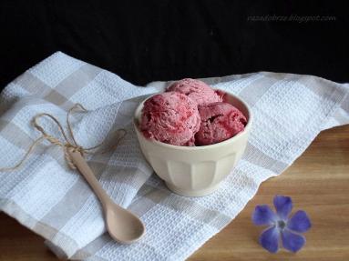 Lody z pieczonymi w porto truskawkami