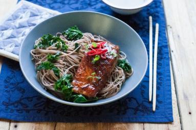 Łosoś teriyaki z makaronem soba