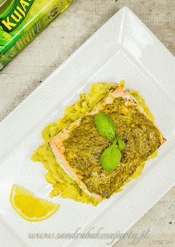 Łosoś z pesto bazyliowym podanym na purée z groszkiem