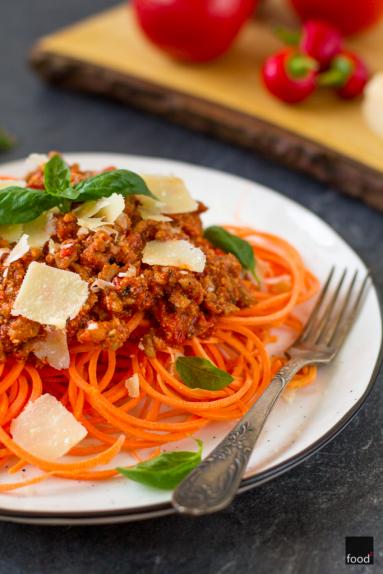 Low-carb spaghetti z marchewki z sosem bolońskim