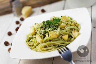 Makaron linguine ze smażonymi jabłkami oraz bazyliowym pesto z nutą  orzechów laskowych