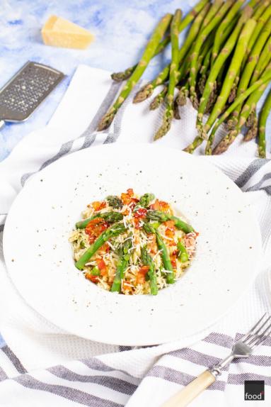 Makaron orzo ze szparagami, boczkiem i parmezanem