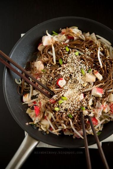 Makaron soba z surimi i kiełkami fasoli mung