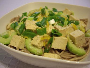 Makaron soba z tofu, ogórkiem i awokado