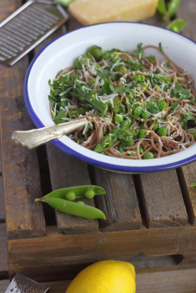 Makaron soba ze szparagami i groszkiem