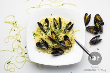 Makaron spaghetti z małżami w białym winie riesling i natką pietruszki