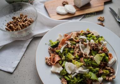 Makaron tagliatelle z brokułem, serem kozim i orzechami włoskimi