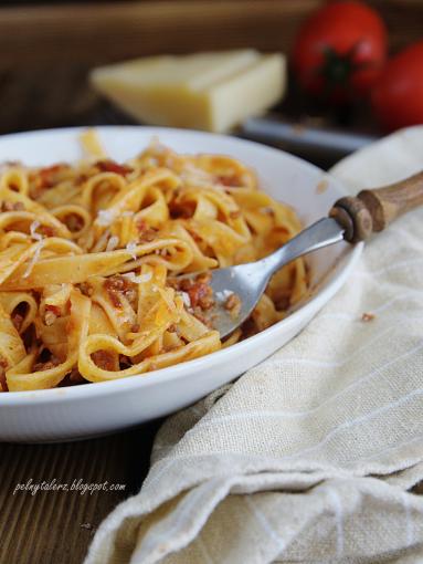 Makaron tagliatelle z sosem bolońskim 