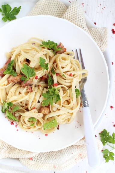 Makaron w sosie śmietanowym z parmezanem i boczkiem