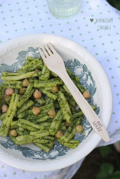 Makaron z jarmużowym pesto i ciecierzycą