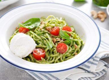 Makaron z pesto bazyliowym, burratą i pomidorkami koktajlowymi