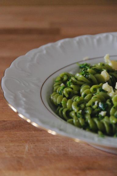 Makaron z pesto z jarmużu i oscypkiem