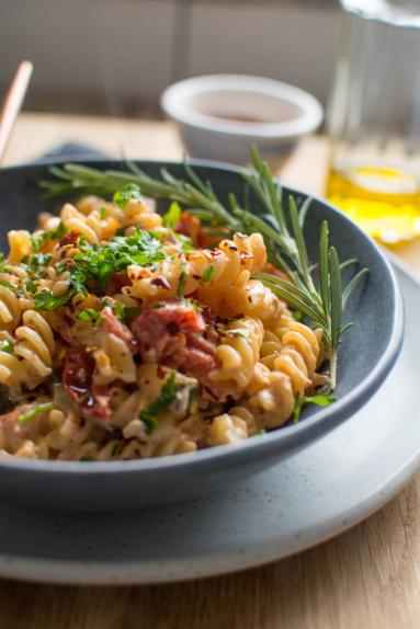 Makaron z pieczoną fetą i pomidorami