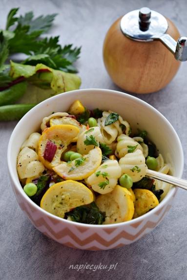 Makaron z pietruszkowym pesto z cukinią i botwinką - Napiecyku