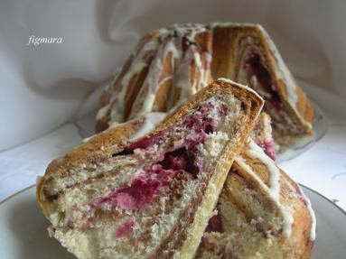 Marmurkowa babka drożdżowa z wiśniami