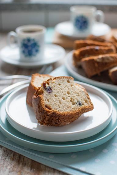 Maślana babka drożdżowa z bakaliami